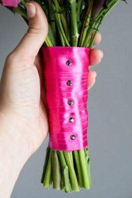 Un ramo de novia blanco y rosa fucsia