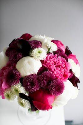 Un ramo de novia blanco y rosa fucsia