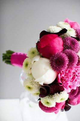 Un ramo de novia blanco y rosa fucsia