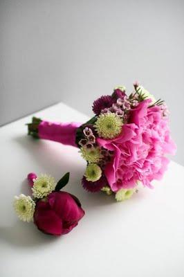 Un ramo de novia blanco y rosa fucsia