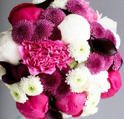 Un ramo de novia blanco y rosa fucsia