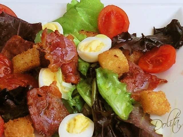 ENSALADA DE BACON CRUJIENTE CON PICATOSTES Y TOMATES CHERRY