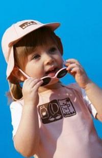 Excellente protection: lunettes, chapeau et tee-shirt anti-UV de Beaba - Disfrutar del sol con total seguridad