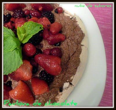 PAVLOVA DE CHOCOLATE CON FRUTAS DEL BOSQUE