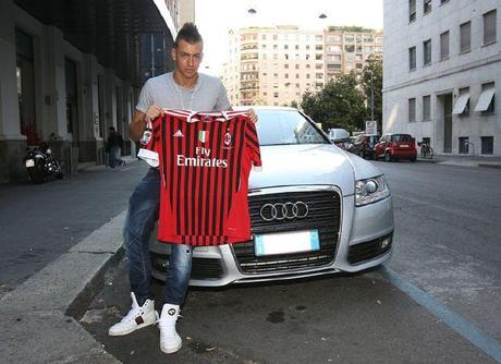 El Shaarawy presumiendo su nueva camisa