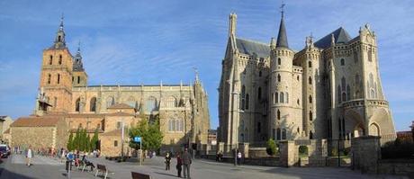 Catedral de Astorga y Palacio Episcopal (este, obra de Gaudí) Foto: Web de La Diocesis de Astorga