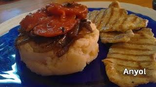 Timbal de patatas con cebolla confitada y tomate a la plancha.