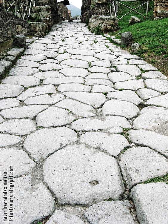 Fotografía realizada en Pompeya (Nápoles), Italia de una de las calles de piedra de la ciudad sepultada por las cenizas del volcán Vesubio