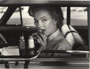 marilyn burger Usan a famosos (aquí tenemos a Marylin) para hacer más atractivo el producto y así seguir ciegamente a nuestros ídolos.