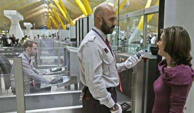 Obligan anciana a quitarse el pañal en un control