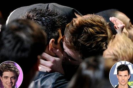 EL BESO ENTRE VAMPIRO Y LOBO