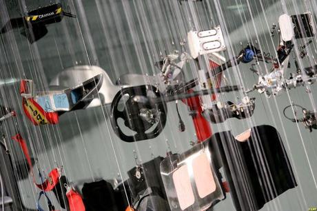 View Suspended II – Un Formula 1 suspendido por alambres View Suspended II – Un Formula 1 suspendido por alambres