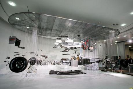 View Suspended II – Un Formula 1 suspendido por alambres View Suspended II – Un Formula 1 suspendido por alambres