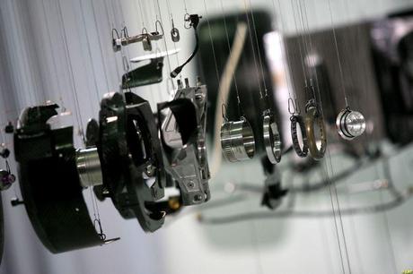 View Suspended II – Un Formula 1 suspendido por alambres View Suspended II – Un Formula 1 suspendido por alambres