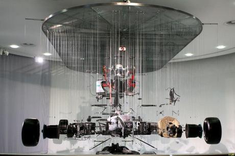 View Suspended II – Un Formula 1 suspendido por alambres View Suspended II – Un Formula 1 suspendido por alambres