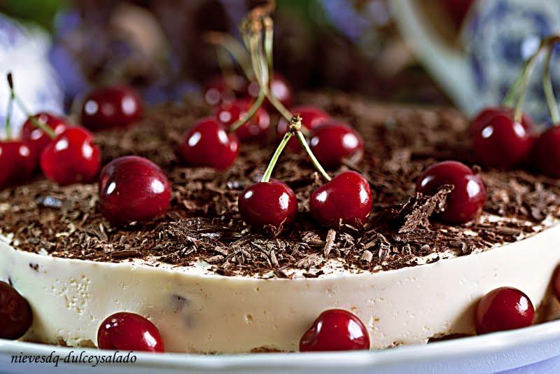 TARTA DE CEREZAS, QUESO Y YOGUR DE MARACUYA