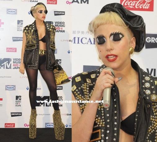 Lady Gaga en Japón, de nuevo rubia y con los párpados pintados con forma de ojos abiertos