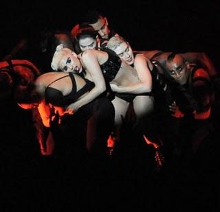 Lady Gaga en Japón, de nuevo rubia y con los párpados pintados con forma de ojos abiertos