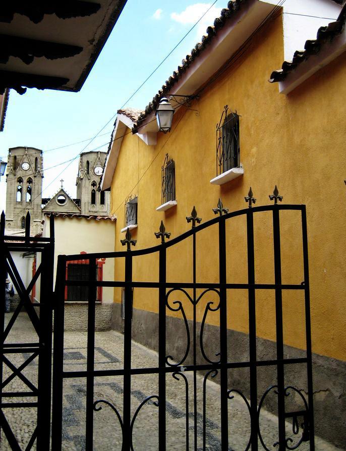 Iglesia de la compañía de Jesus vista desde la calle Jaén