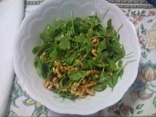 Ensalada de rúcula, nueces y miel