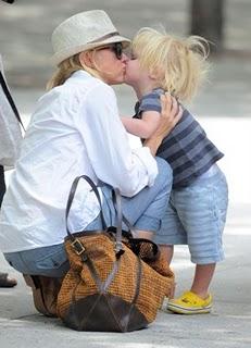 Naomi Watts y su bolso  a prueba de niños, Prisme Filoche, de Roger Vivier