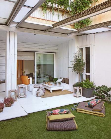 Un primero con terraza y jardín vigas en el techo sillas panton salon en la terraza piso con terraza y jardín muebles de terraza muebles de ikea muebles de diseño estilo nórdico estilo moderno estilo mediterráneo estilo escandinavo diseño de interiores primer piso decoración primer piso decoración en blanco decoración de interiores