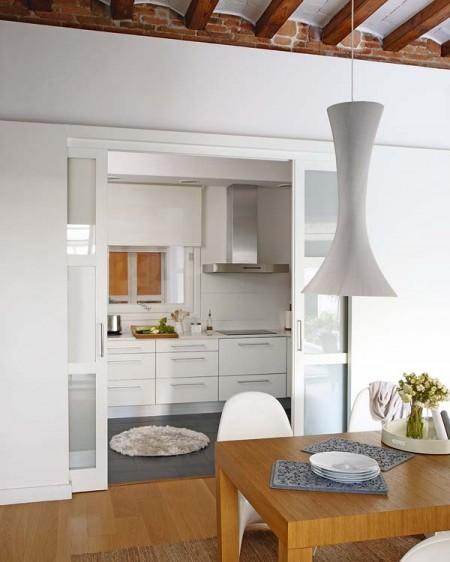 Un primero con terraza y jardín vigas en el techo sillas panton salon en la terraza piso con terraza y jardín muebles de terraza muebles de ikea muebles de diseño estilo nórdico estilo moderno estilo mediterráneo estilo escandinavo diseño de interiores primer piso decoración primer piso decoración en blanco decoración de interiores