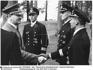 El Führer condecora a los ases de U-Boot Heinrich Liebe, Herbert Schultze y Engelbert Endrass - 30/06/1941.