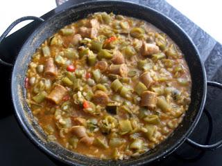 Habas tiernas con arroz y salchichas de pollo