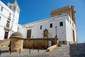 El exterior de la catedral antigua de Cádiz o iglesia de Santa Cruz. 