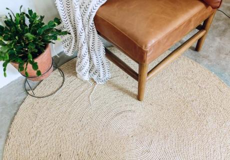 17 diy y manualidades con muebles para hacer en casa: tutorial para hacer una alfombra de yute natural-