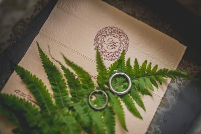 Invitación de boda con hoja de helecho y anillos