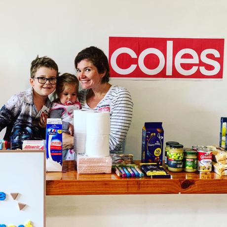 Una familia australiana crea un supermercado en casa para que su abuela con Alzheimer pueda hacer la compra durante el confinamiento
