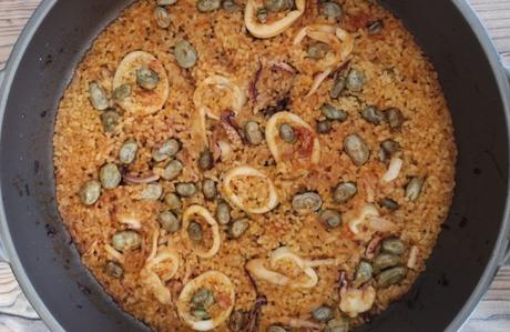 Receta de arroz con habas, calamares y ajos tiernos