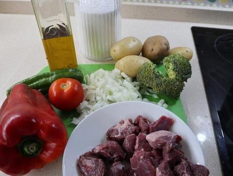 Los ingredientes necesarios para hacer el guiso de patatas con carne y brócoli en la Olla GM