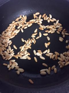 ENSALADA DE CEBADA CON GRANADA , FRUTOS SECOS Y HIERBAS AROMÁTICAS