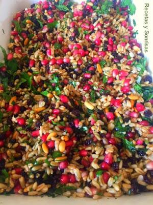 ENSALADA DE CEBADA CON GRANADA , FRUTOS SECOS Y HIERBAS AROMÁTICAS