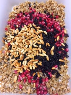 ENSALADA DE CEBADA CON GRANADA , FRUTOS SECOS Y HIERBAS AROMÁTICAS