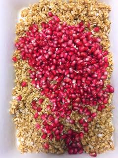 ENSALADA DE CEBADA CON GRANADA , FRUTOS SECOS Y HIERBAS AROMÁTICAS