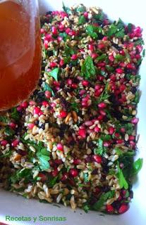 ENSALADA DE CEBADA CON GRANADA , FRUTOS SECOS Y HIERBAS AROMÁTICAS