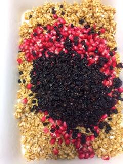 ENSALADA DE CEBADA CON GRANADA , FRUTOS SECOS Y HIERBAS AROMÁTICAS