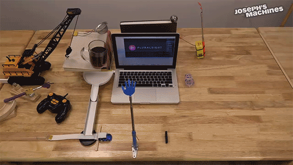 Una reacción en cadena ridículamente larga trae distancia social a la mesa de la cena