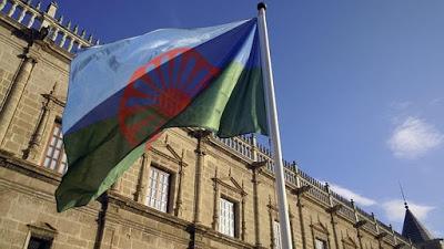 Los gitanos quieren que la Guardia Civil les rinda honores ante su bandera.
