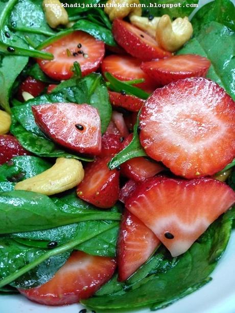 SALADE AUX FRAISES ET AUX ÉPINARDS / STRAWBERRY AND BABY SPINACH SALAD / ENSALADA DE FRESAS Y ESPINACAS / سلطة السبانخ و التوت