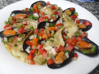 Plato de mejillones y alcachofas con vinagreta de verduras.