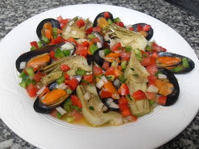 Mejillones y alcachofas con vinagreta de verduras.