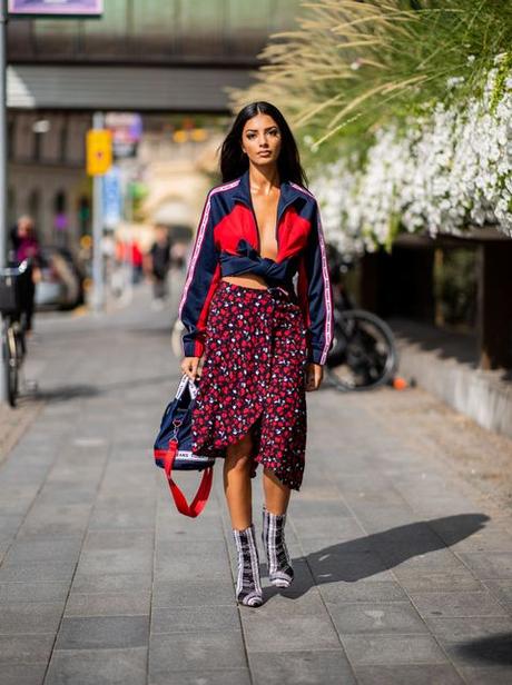 Look Falda Midi Con Botines