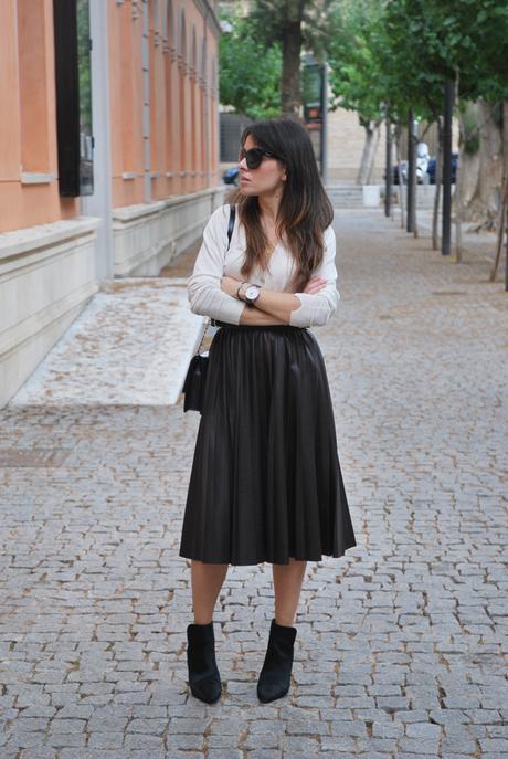 Look Falda Midi Con Botines