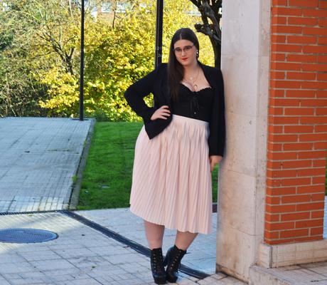 Look Falda Midi Con Botines