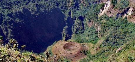 El boquerón: Volcán en área natural protegida .